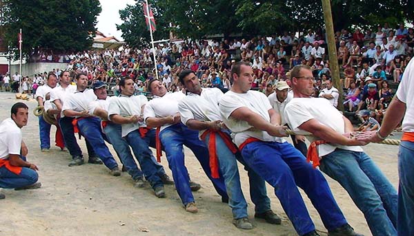 Une équipe tirant sur la corde