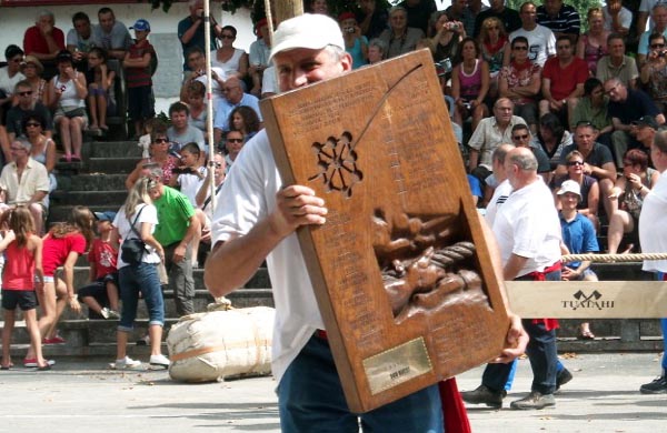 Concurrent portant le trophée du journal du Sud-Ouest